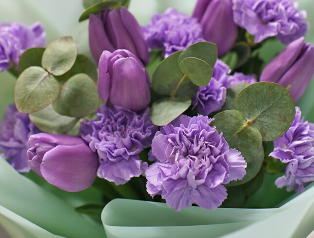 Bouquet with purple tulips and carnations — photo 2